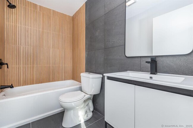 Building Photo - 1252 Main St