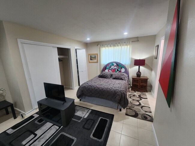 Building Photo - 2 bdr 2 bath kitchen fully furnished apartment with private entrance in quiet neighborhood in Alb...