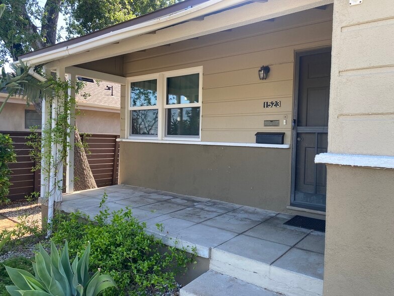 Primary Photo - 1523 N Grand Oaks Ave