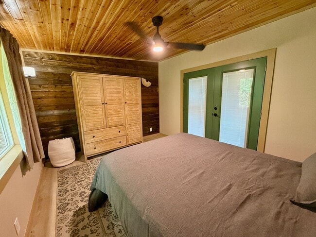 Building Photo - 1 Bedroom Cozy Cabin