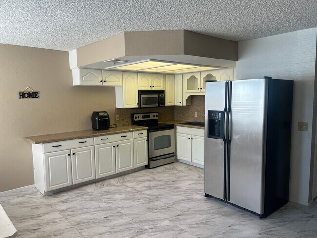 Building Photo - A very Nice and Clean 2 Bedroom, 2 Bathroo...