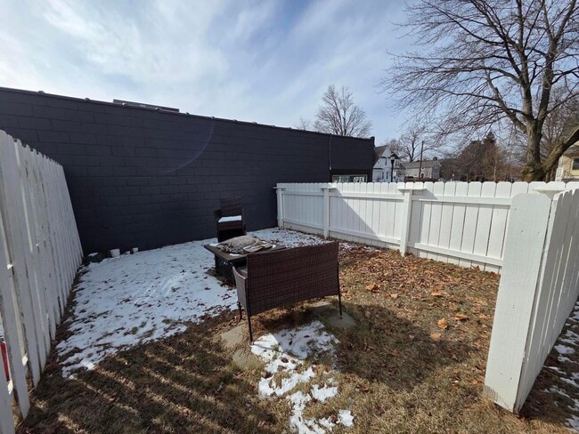 Building Photo - 412 Starkweather St