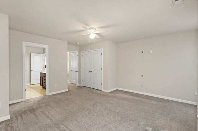 Building Photo - Fantastic like new townhouse in Suffolk