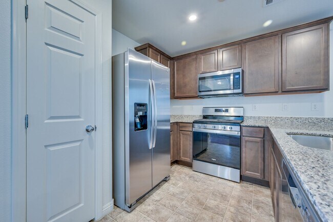 Building Photo - SE!!  Gated!! Community Pool!! Clubhouse!! Fitness Center!! Up Graded Appliances!!! 2 Car Garage!!