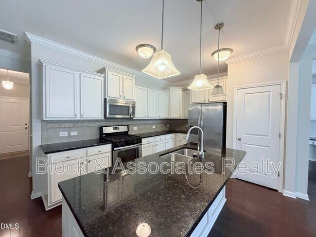Building Photo - 210 Hamlet Pl