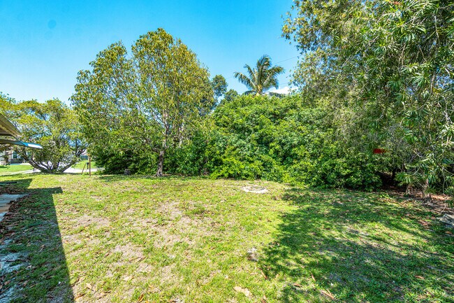 Building Photo - 2041 SE Floresta Dr