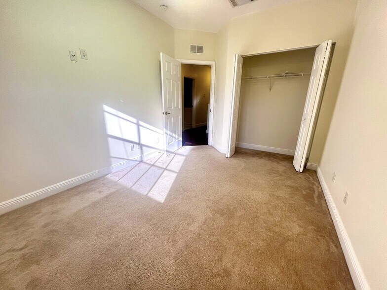 Building Photo - 3240 Fairway Cir