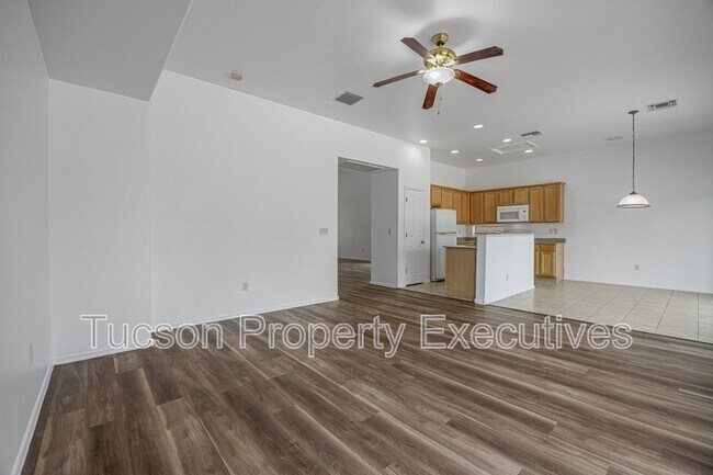 Building Photo - 7585 E Picket Fence Ln