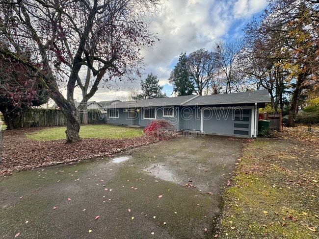 Building Photo - 435 SW Devon Ln