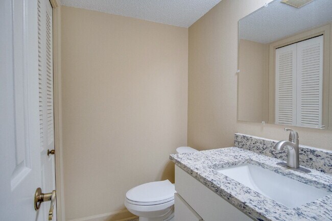 Building Photo - 2 Bedroom, 2.5 Bath Townhome with Easy Acc...