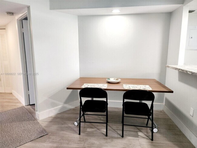 Building Photo - 9101 Lime Bay Blvd