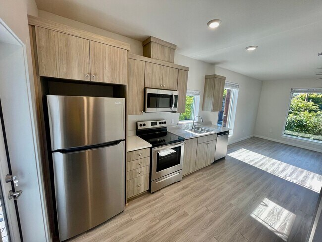 Building Photo - Vibrant Studio Apartment - Belmont St