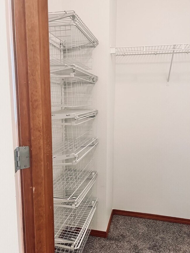 Building Photo - Enormous 4 Bed 2.5Bath + Bonus Room Great Lacey Neighborhood