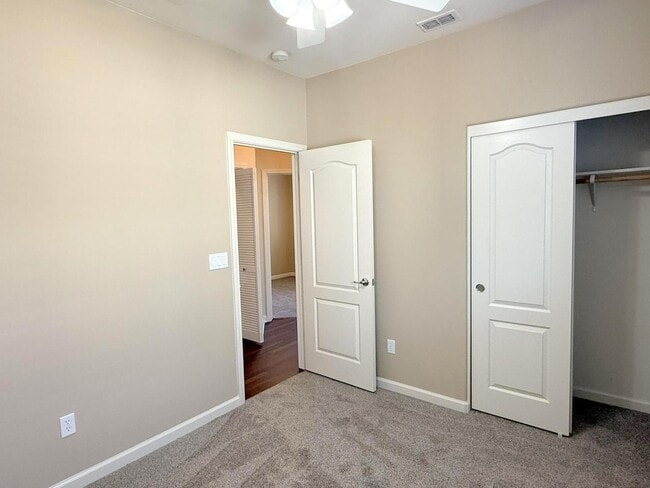Building Photo - Modern End Unit Townhouse In Great Dublin ...