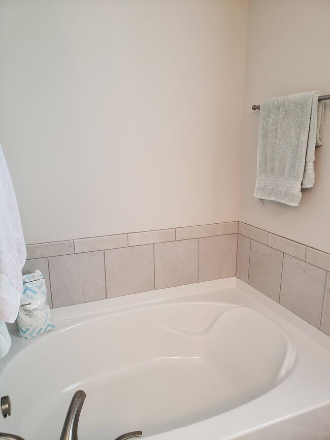 Building Photo - Near Exit 1! Close to I-24! HUGE Kitchen I...