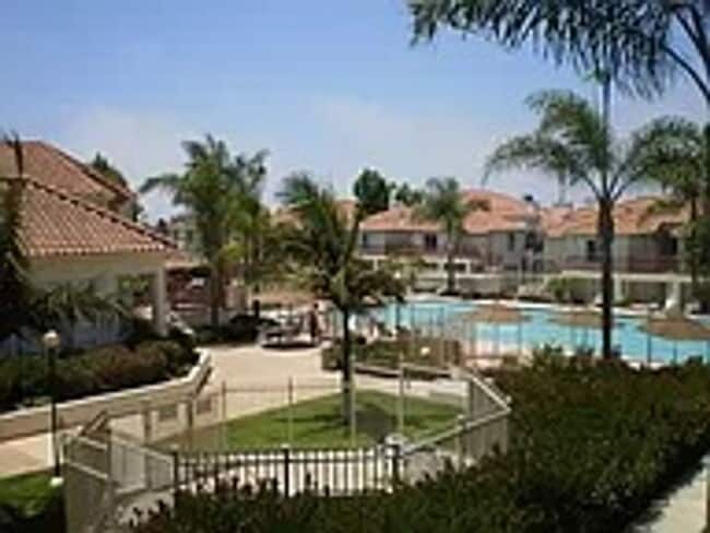 Building Photo - Vibrant 2 bedroom/2 bath condo in a great community with quick access to main commuter arteries