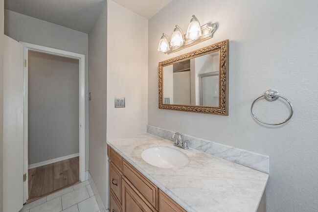 Building Photo - 3 Bedroom, 1.5 Bathroom in West Worth Village