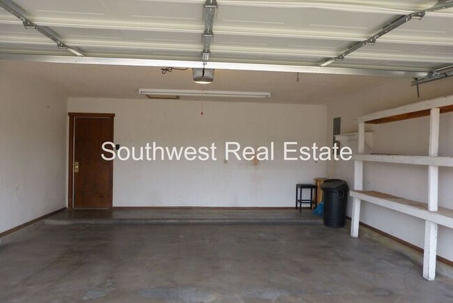 Building Photo - Spacious 3 bedroom 2 bath home.