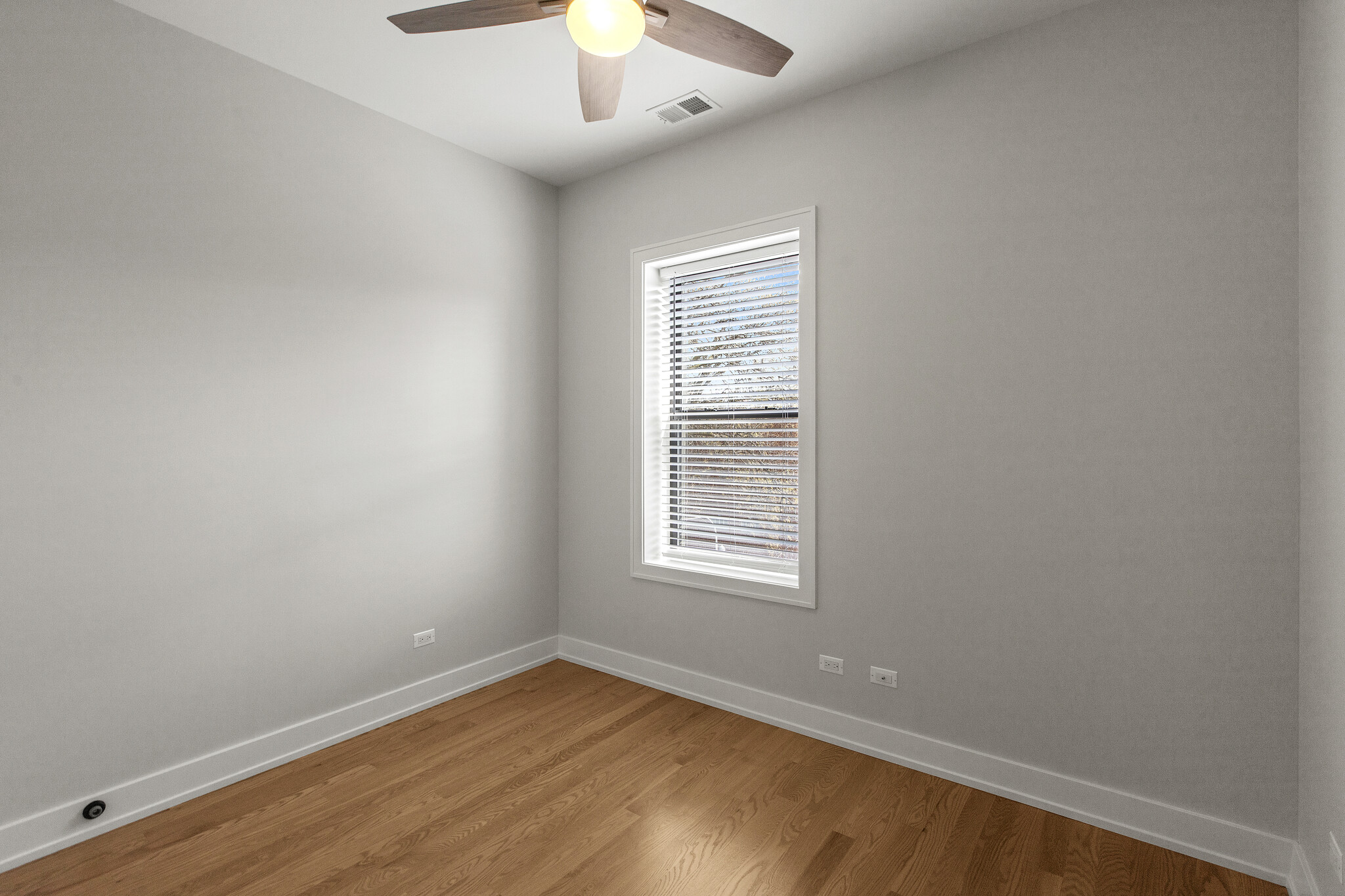 Building Photo - 3824 N Sheffield Ave
