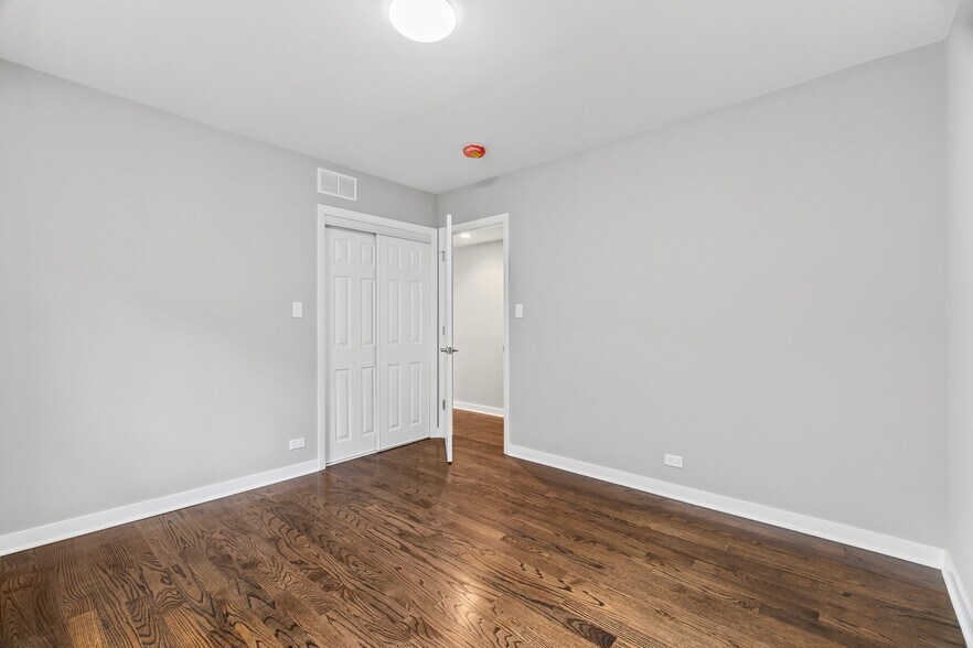 Building Photo - 2553 W Summerdale Ave