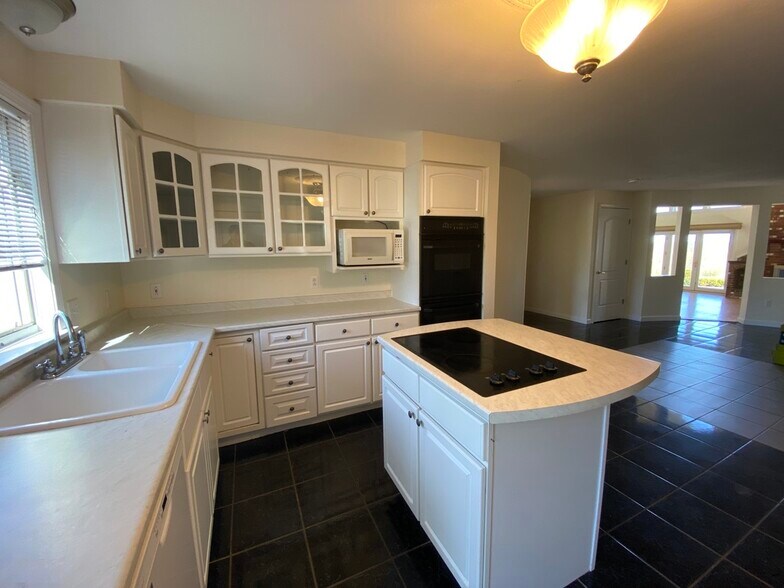 Kitchen from entry - 3875 Union St