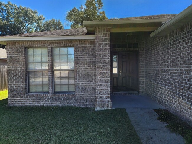 Building Photo - Small-Pet Friendly! Spacious 3/2 Home Loca...