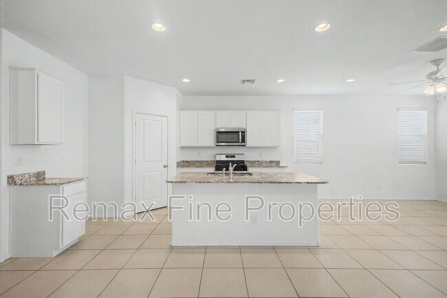 Building Photo - 15543 W Desert Hollow Dr