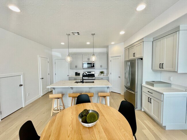 Building Photo - Beautiful Three Bedroom Townhome in Woodland Estates