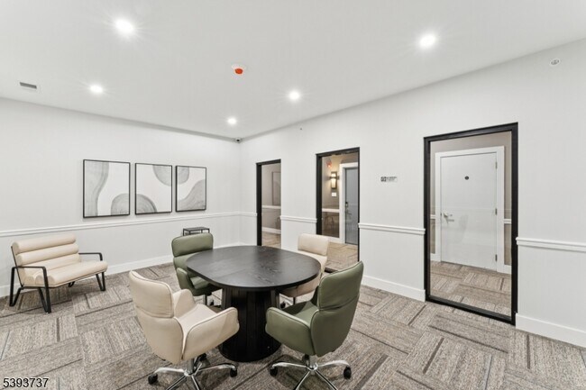 Building Photo - 140 W Webster Ave