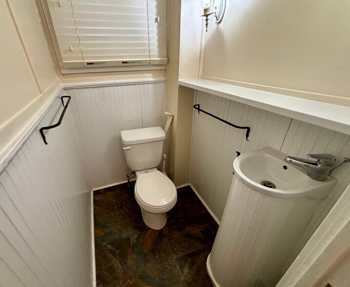 Building Photo - 8122 John Mosby Hwy