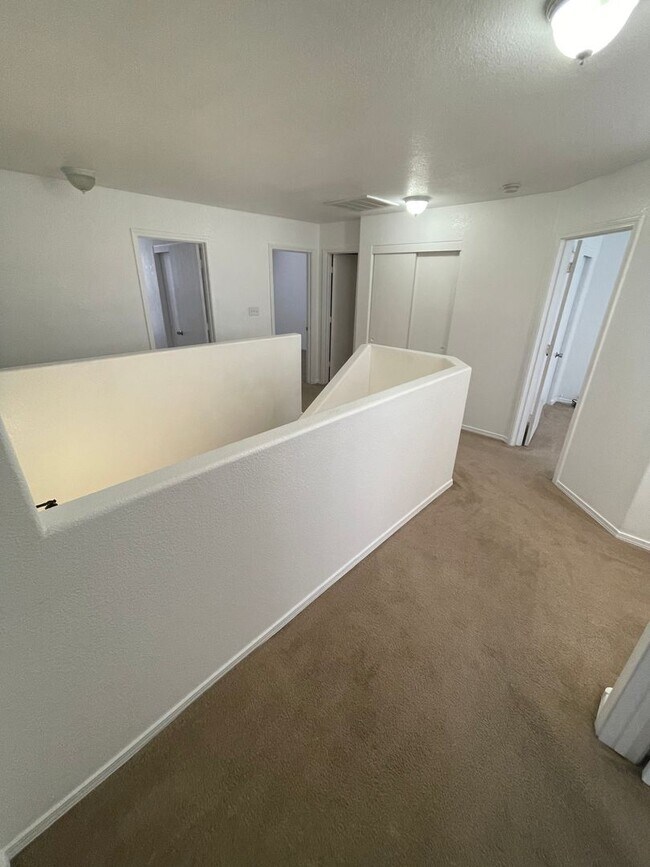 Building Photo - Great 5 Bedroom/2.5 Bathroom off Porter Dr.