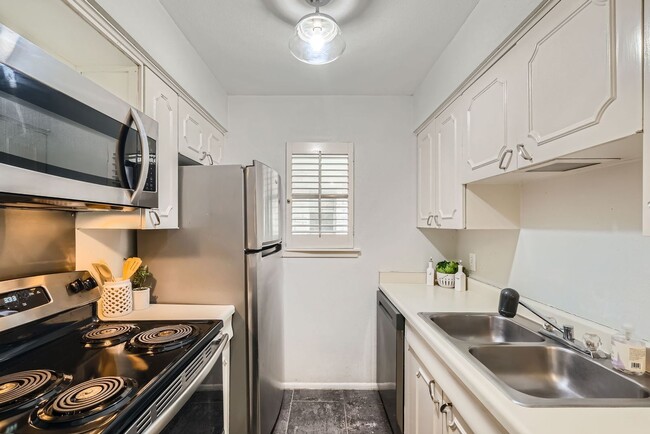 Building Photo - Condominium located in Olmos Park Gardens