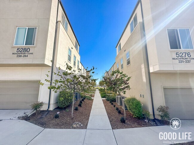 Building Photo - Luxury 3-Level 4BR Home | 1,696 Sq Ft | New Build San Diego Living