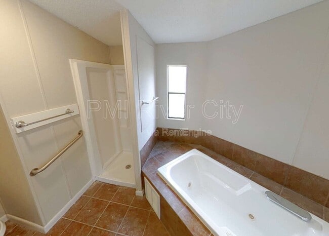 Building Photo - 12556 Palmetto St