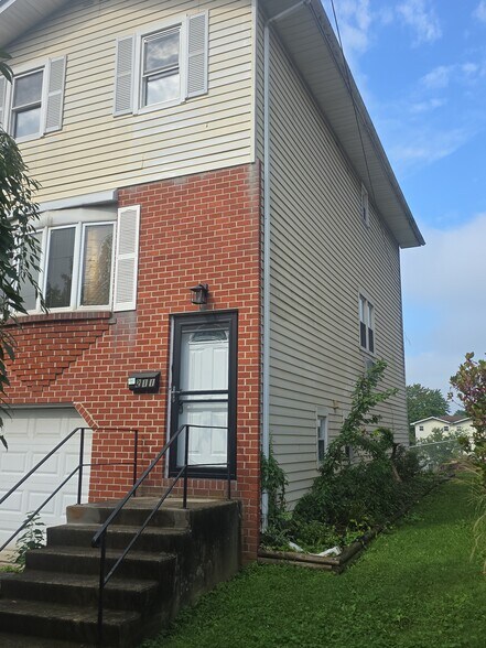 Building Photo - 211 10th Ave
