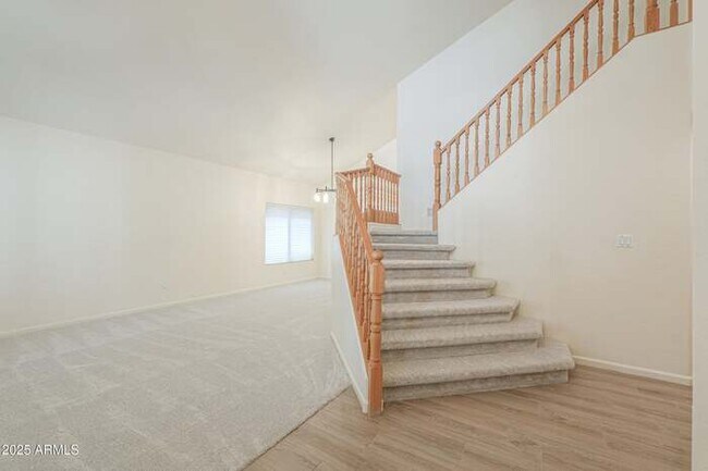 Building Photo - Stunning Cobble Creek II home with pool an...