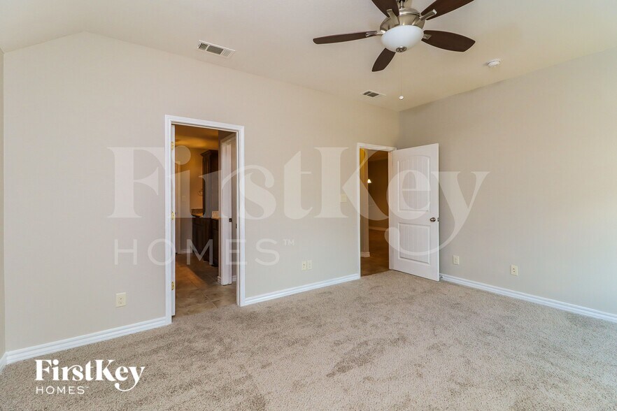 Building Photo - 2010 Lindentree Dr