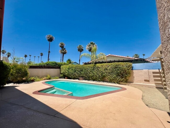 Building Photo - AVAILABLE NOW! 3 Bedroom 2 Bathroom POOL H...