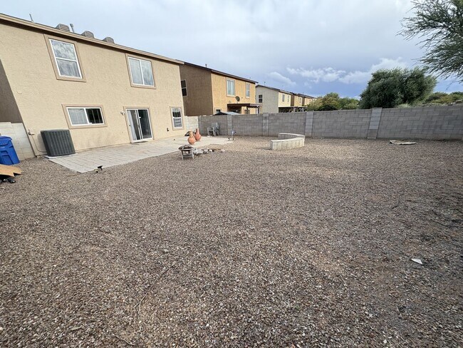 Building Photo - Convenient Location Three bedroom 2.5 baths 2 car garage