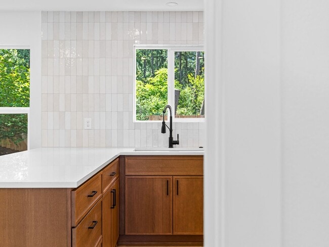 Building Photo - Light-Filled, Fully Remodeled 2?Bed / 1?Ba...