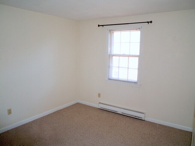 Building Photo - 10 Sinai Cir