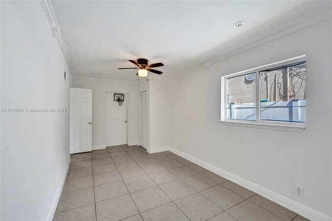 Building Photo - 924 N 30th Rd