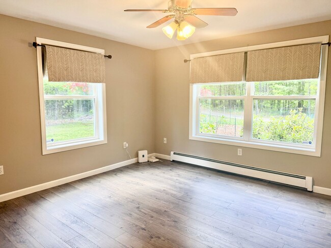 Building Photo - Sunny & Spacious 4 bedroom home