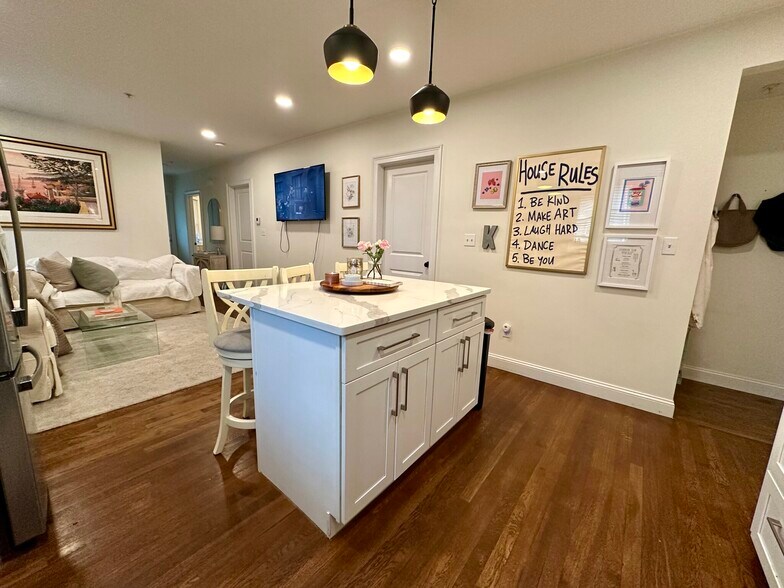 Building Photo - 21 Bellevue St