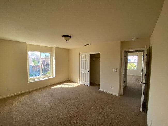 Building Photo - Lincoln 4 bedroom on quiet court.