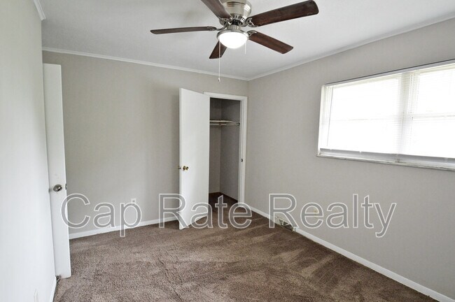 Building Photo - 1226 Parkview Dr