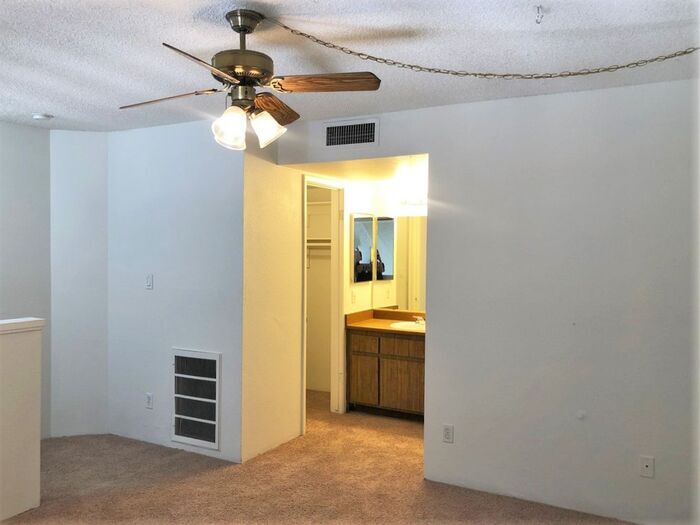 Building Photo - 2121 W Royal Palm Rd