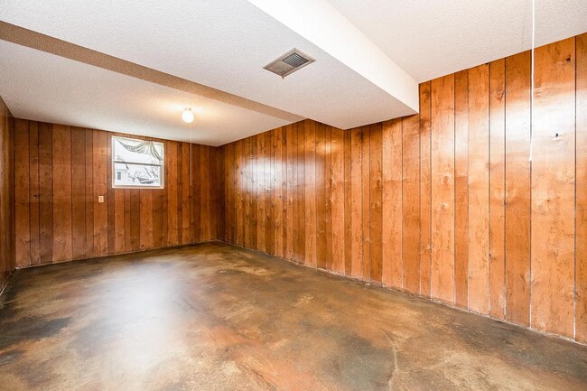 Building Photo - 6507 Laurel Ln NE