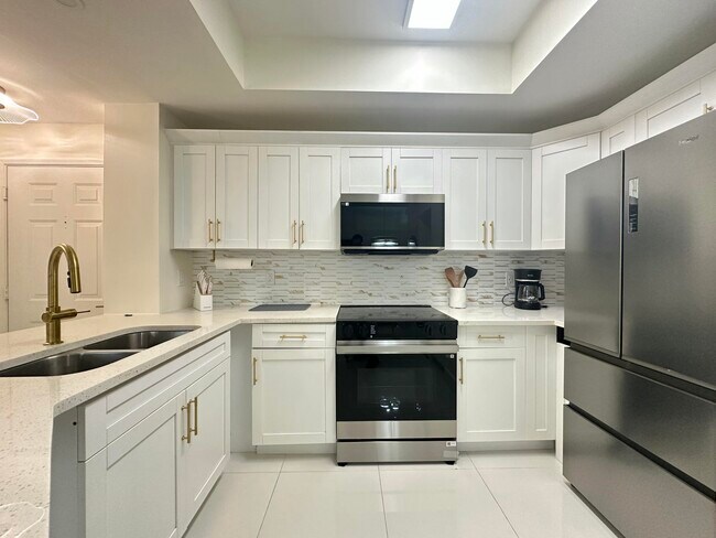 Building Photo - 630 S Sapodilla Ave