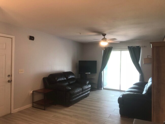 Building Photo - Recently Remodeled 2B/2B Unfurnished Condo...